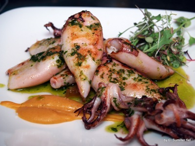chipirones en cebolla caramelizada, salmorejo y aceite al eneldo.