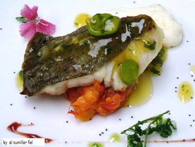 rodaballo rodaballo sobre papa y pimiento asado