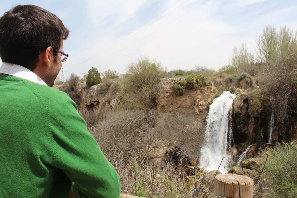 El director de las Lagunas de Ruidera, José Antomnio Pizarro, contempla el hundimiento