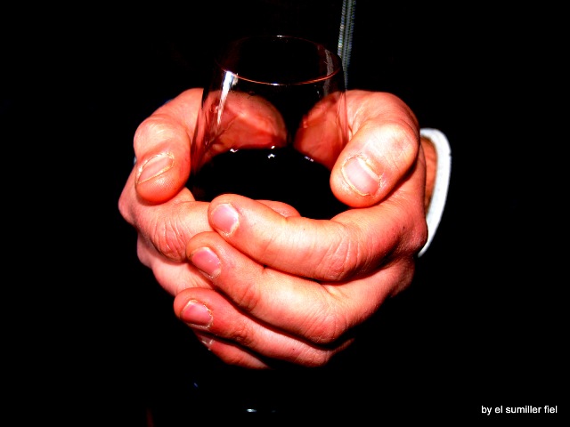 Manos calentando vino Manos calentando vino
