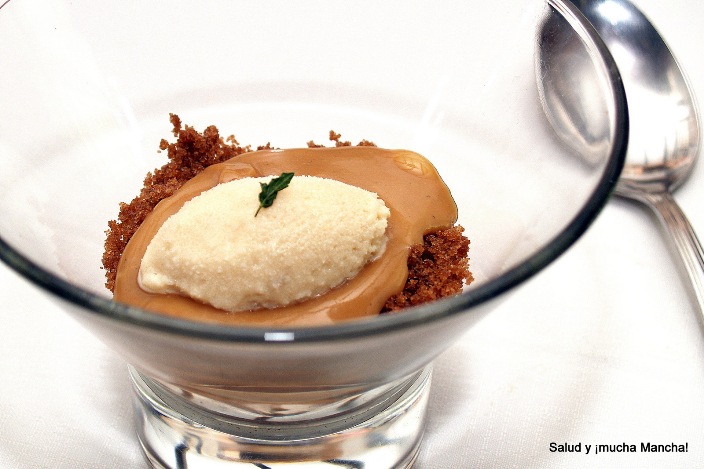 Bizcocho, dulce de leche y helado de orujo Bizcocho, dulce de leche y helado de orujo