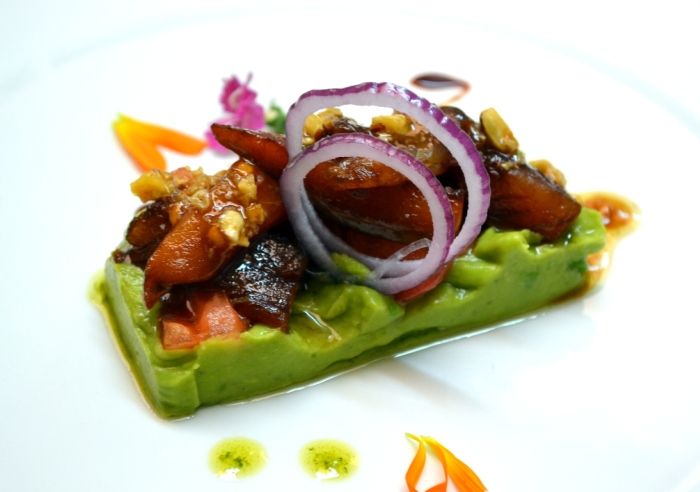 Ensalada de Aguacate, Tomate, Caballa marinada y frutos secos con angostura Ensalada de Aguacate, Tomate, Caballa marinada y frutos secos con angostura