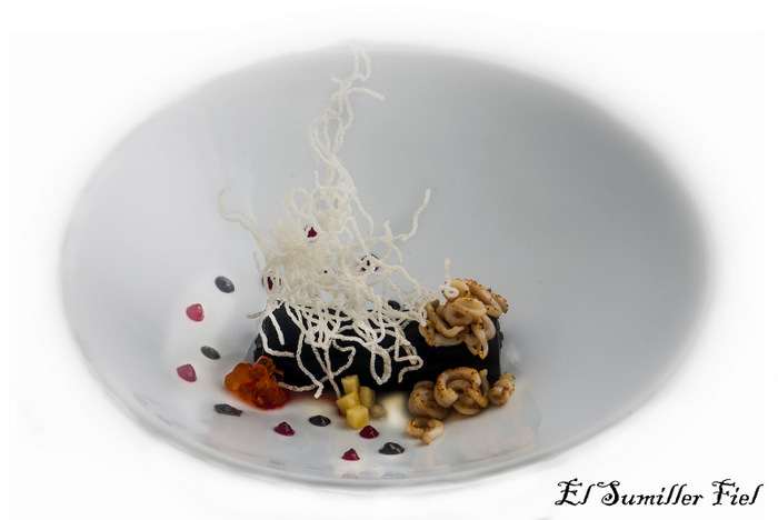 Canelón de arroz negro y calamar con Biquet de crustáceos de Hostelería Toledo