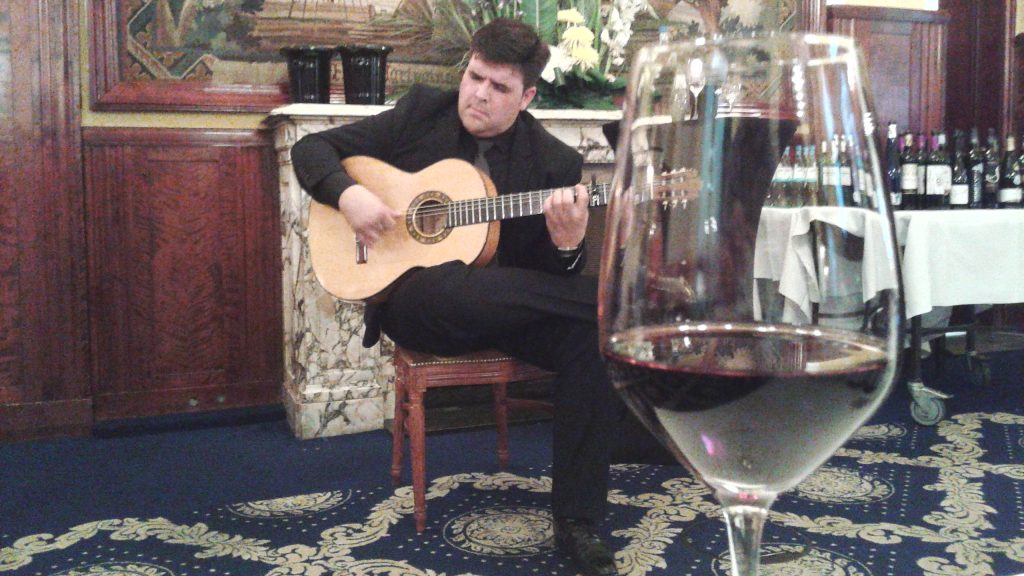 El guitarrista y cantaor flamenco Fernández del Moral durante su actuación para los vinos DO La Mancha
