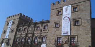 hada exterior del Palacio de Rivalligigedo con el cartel de los vinos DO La Mancha