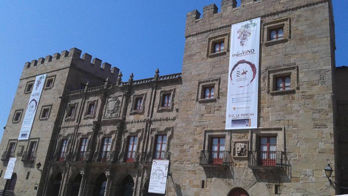 hada exterior del Palacio de Rivalligigedo con el cartel de los vinos DO La Mancha
