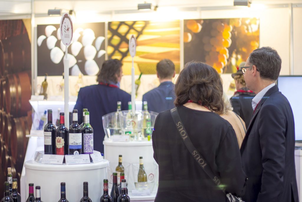 Imagen del stand de Prowein 2016 con buena presencia de público alemán