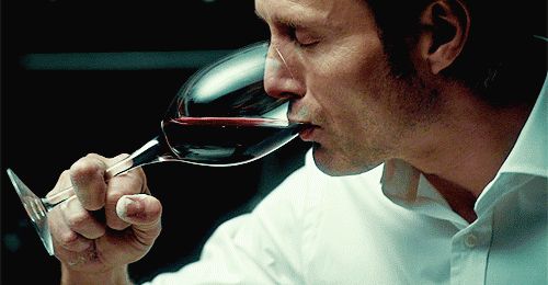 5 TV characters who love wine - La Mancha Wines