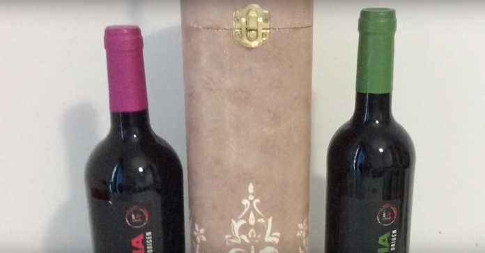 Caja de botella de vino decorada con relieve
