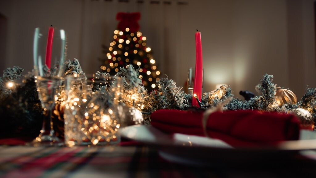 Mesa lista para comida de Navidad