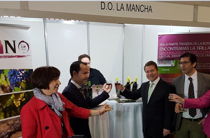 Autoridades políticas brindaron con un vino DO La Mancha en su visita al stand
