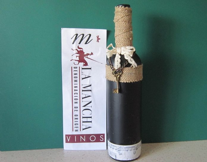 Reciclar una botella de vino de La Mancha con pintura de tiza yute y decoupage