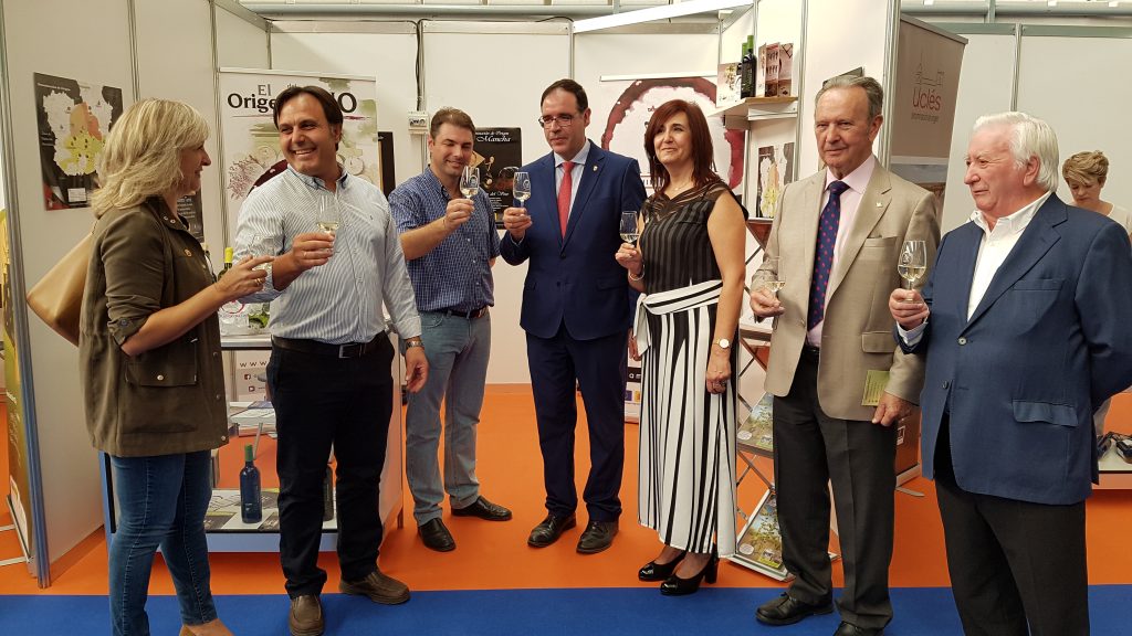 Diputación provincia de Cuenca y Ayuntamientos de San Clemente y Honrubia brindan con los vinos DO La Mancha
