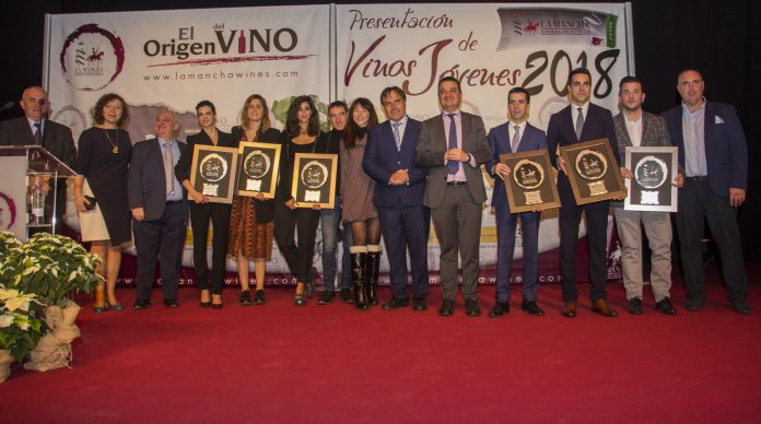 Foto de familia de los Premios Jóvenes Solidarios DO La Mancha