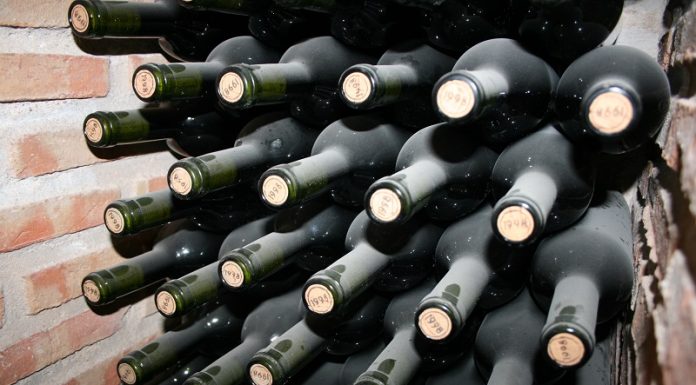 Botellas dispuestas de manera horizontal para conservar mejor el vino