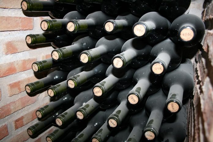 Botellas dispuestas de manera horizontal para conservar mejor el vino