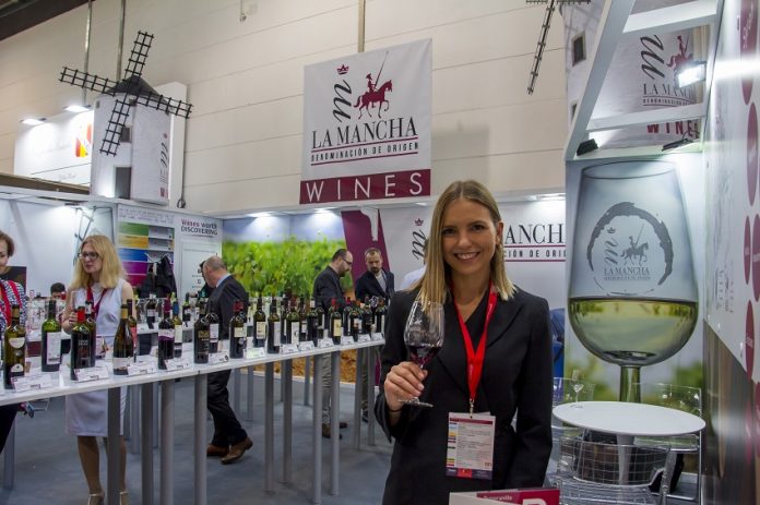 Azafata en el stand de los vinos DO La Mancha en Prowein