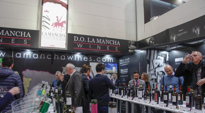 Visitantes degustan los vinos DO La Mancha en la última edición de ProWein