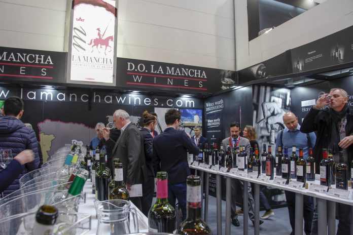 Visitantes degustan los vinos DO La Mancha en la última edición de ProWein