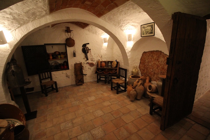 Cueva interior, antigua despensa