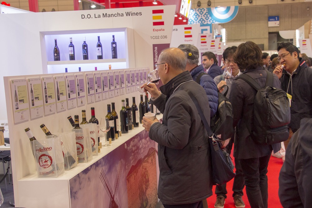 El público japonés se intesesa por los vinos DO La Mancha en FOODEX 2018