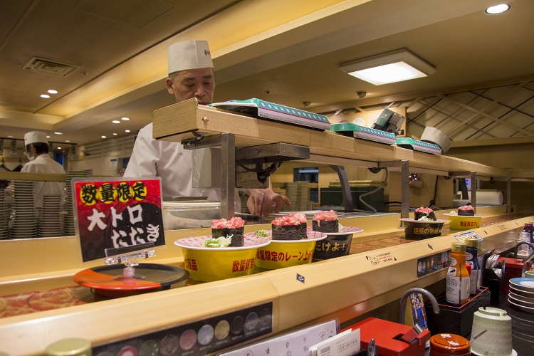 Un cocinero japonés prepara distintos tipos de sushi