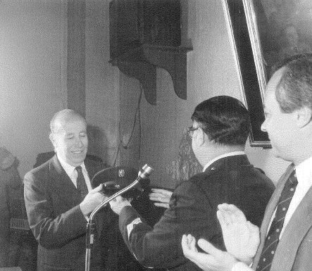 García Pavón recibe un homenaje de la Policía por su personaje Plinio. Año 1981