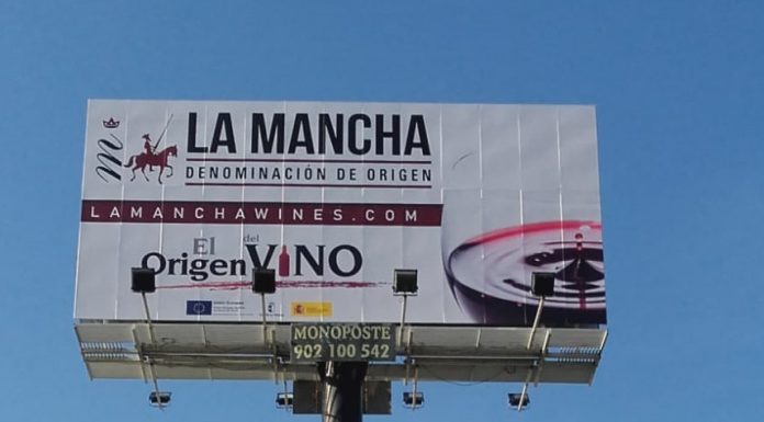 Monoposte de los vinos DO La Mancha en las carreteras