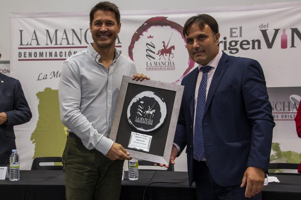 El Presidente del Consejo Reguladoe entrega el galardón a Jaime Cantizano, Amigo del vino