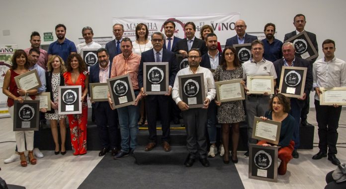 Foto de familia de los ganadores de los Premios Vino y Cultura 2019