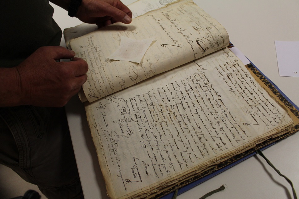 Miguel Ángel Mozo, archivero en Tarazona de La Mancha con un documento del siglo XIX