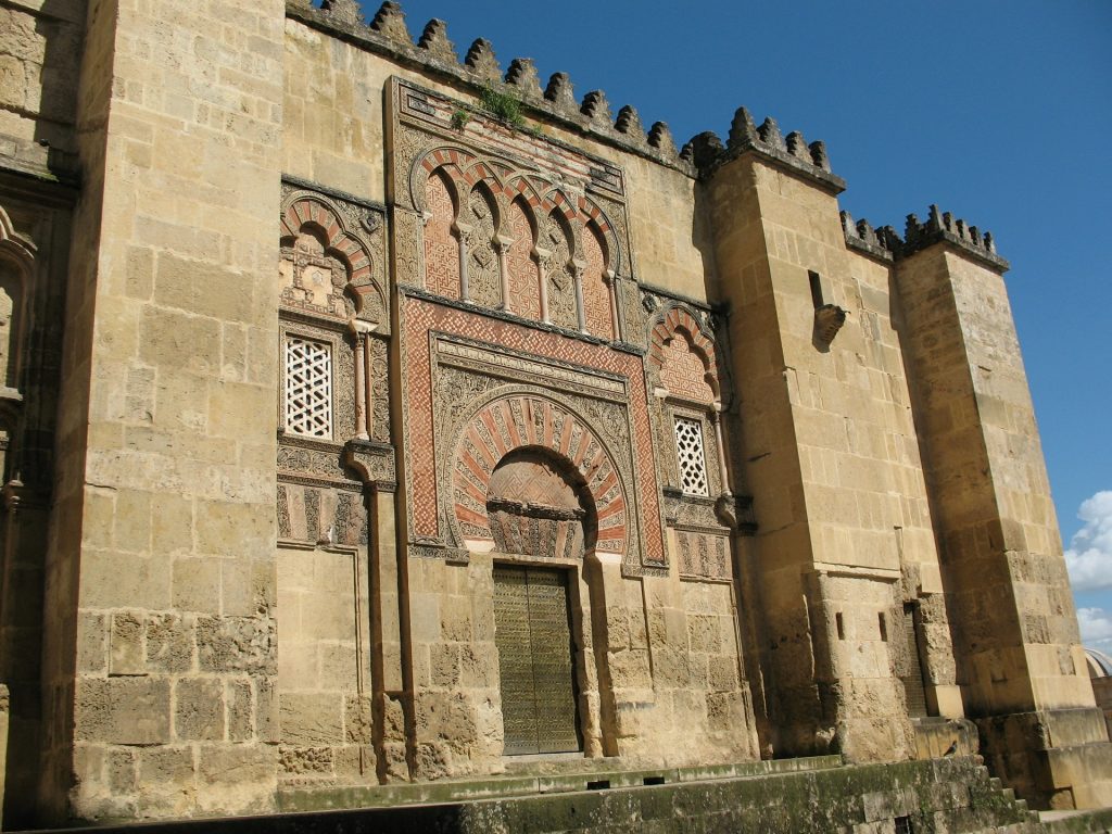 Puerta lateral de la mezquita de Córdoba, símbolo del esplendor cultural de Al-Andalus