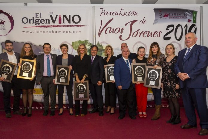 Foto de famillia de los Premios Jóvenes DO La Mancha 2019