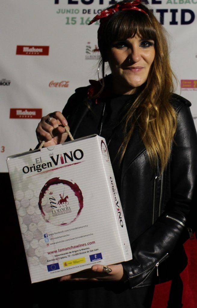 Rozalén posa con un estuche de vinos DO La Mancha en el Festival de los Sentidos 2018