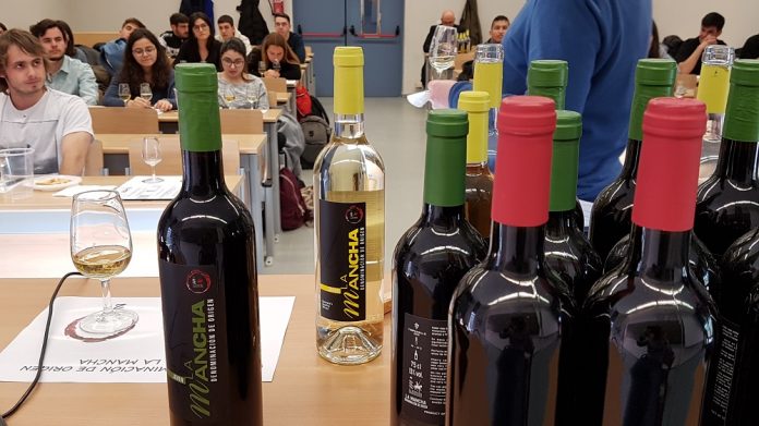 Cata de vinos DO La Mancha en la Universidad Complutense