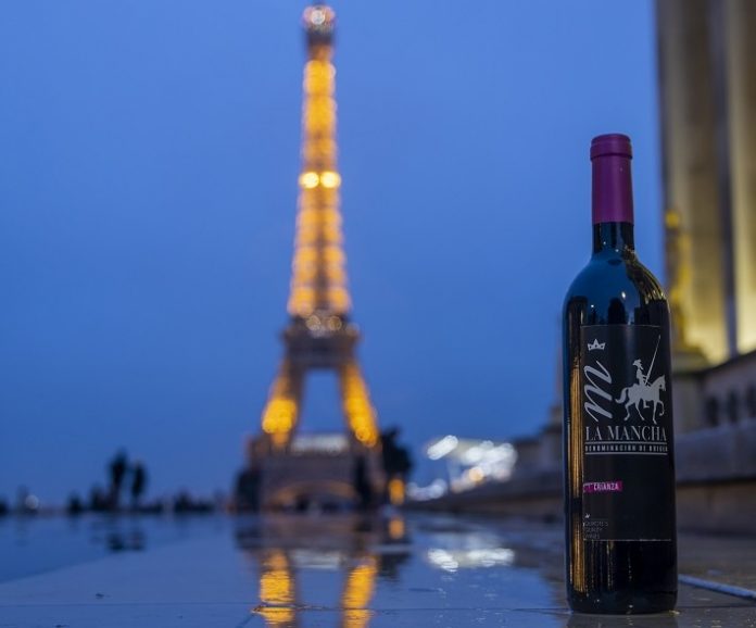 Wine Crianza in front of the Eiffel Tower