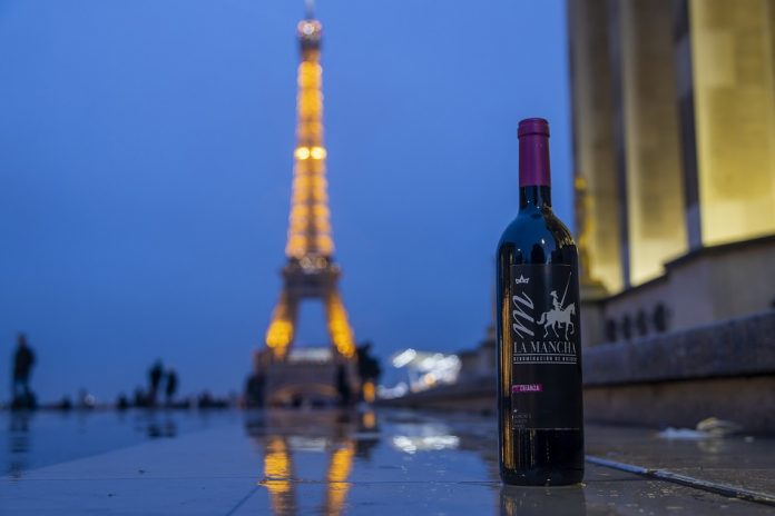 Un vino DO La Mancha frente a la Torre Eiffel de París