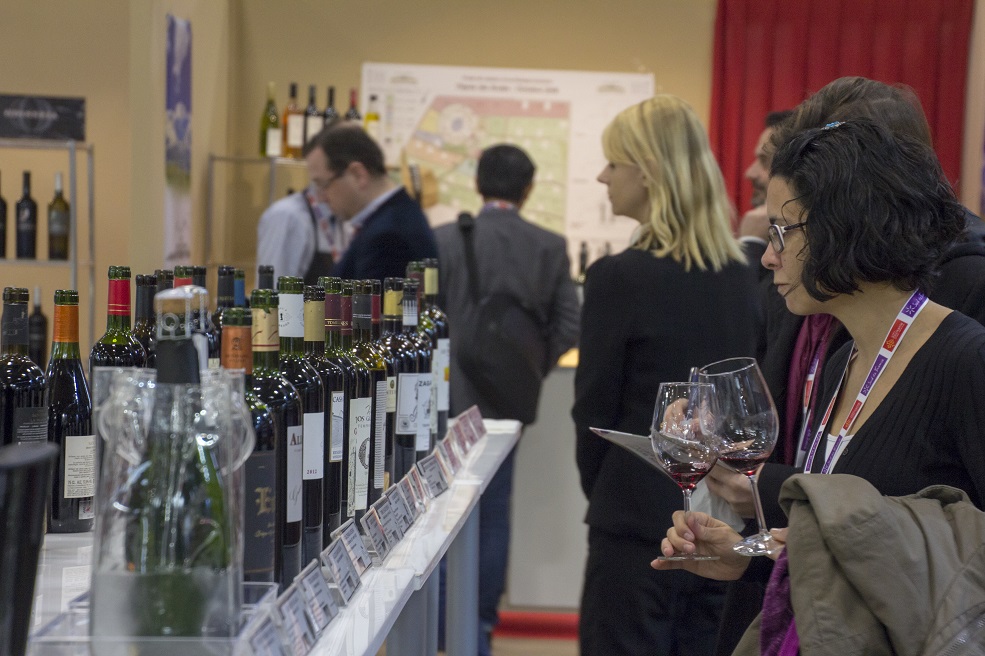 Visitors in Wine París tasting wines from La Mancha during the last fair