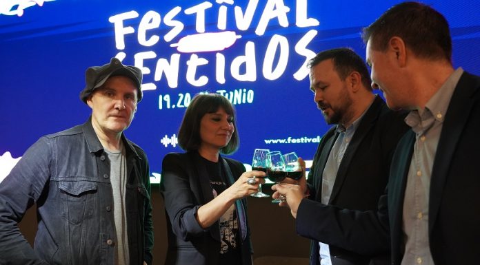 Amaral brinda con un vino DO La Mancha en la presentación del Festival en febrero, antes de la pandemia.