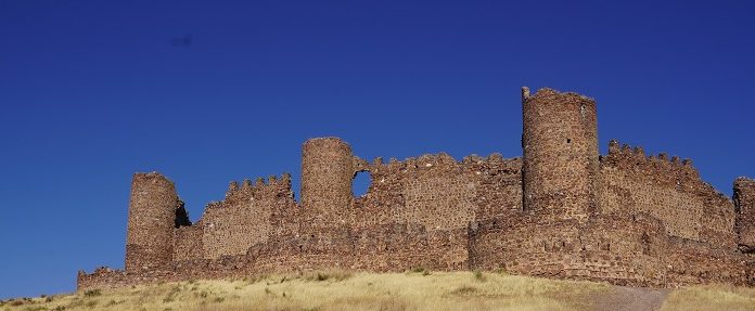 Fachada orientada a La Mancha del Castillo de Almonacid