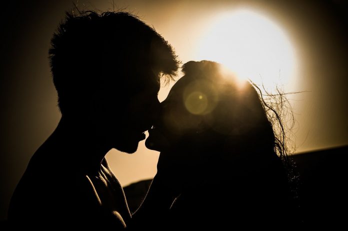 Beso junto a una puesta de sol. Pixabay