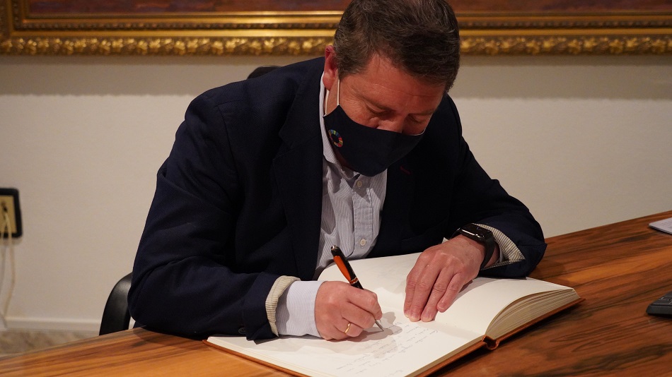 El presidente autonómico firma en el Libro de Honor del Consejo Regulador