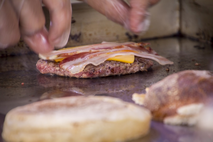 Hamburguesa con queso y bacon