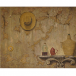 Anaquel. Sombrero colgado sobre una pared descorchada. A la derecha podemos ver una estantería con un botijo y varios utensilios relacionados con el mundo del vino.