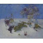 Uvas sobre la mesa al lado de un florero repleto de flores. También vemos un vasito con un poco de vino.