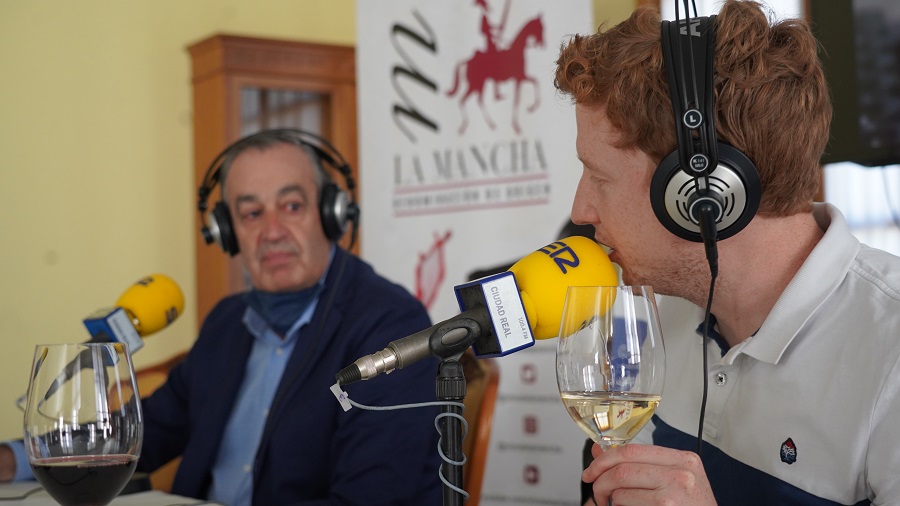 Pepe Hidalgo, enólgo responsable cerró el programa comentando dos vinos de la gama Guadianeja, acogidos a la DO La Mancha