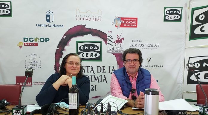 Soledad de Juan y Pablo Rodríguez, conductores de Onda Agraria, despiden la III Fiesta de la Vendimia desde DCOOP Baco