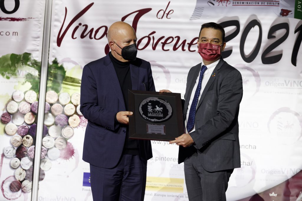 Agustín Almodóvar recoge el Premio Gran Reserva Honorífico en nombre de su hermano