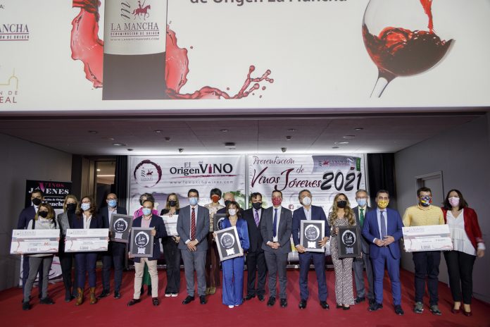 Foto de familia de los Premios Jóvenes Solidarios 2021