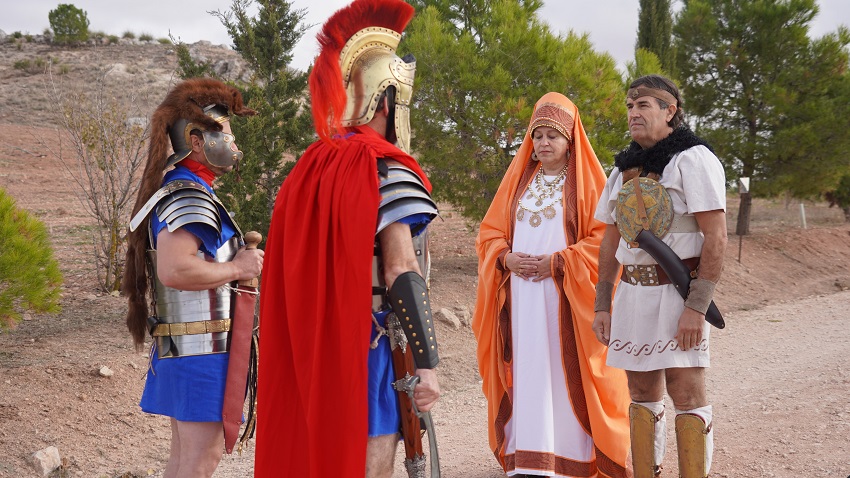 Actores de Alhambra, Tierra Roja recrean una escena del documental